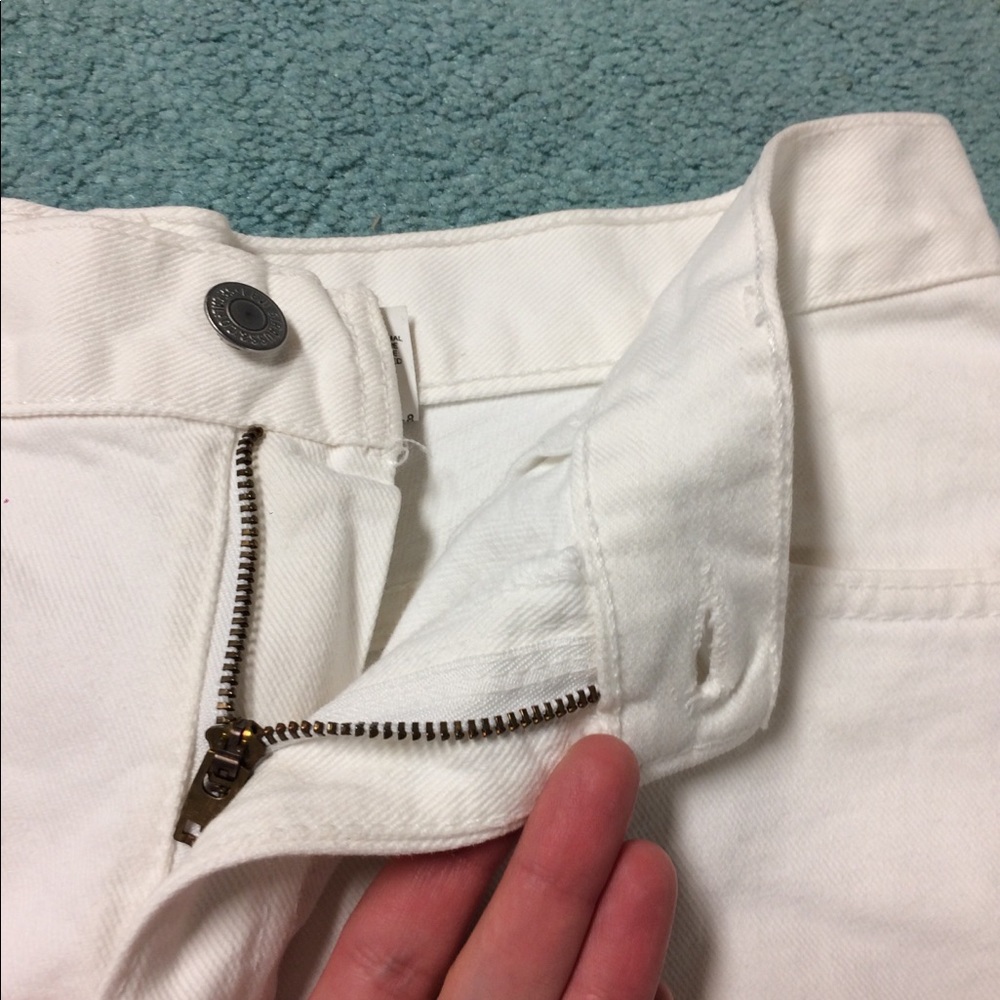 Vintage Levi’s 555 Guy’s Fit White Jean Shorts - Picture 11 of 11
